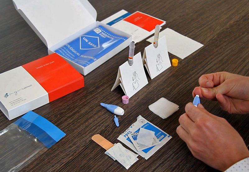 Het afnameproces bij een cardio profiel bloedonderzoek. Je kunt de test eenvoudig zelf afnemen. 