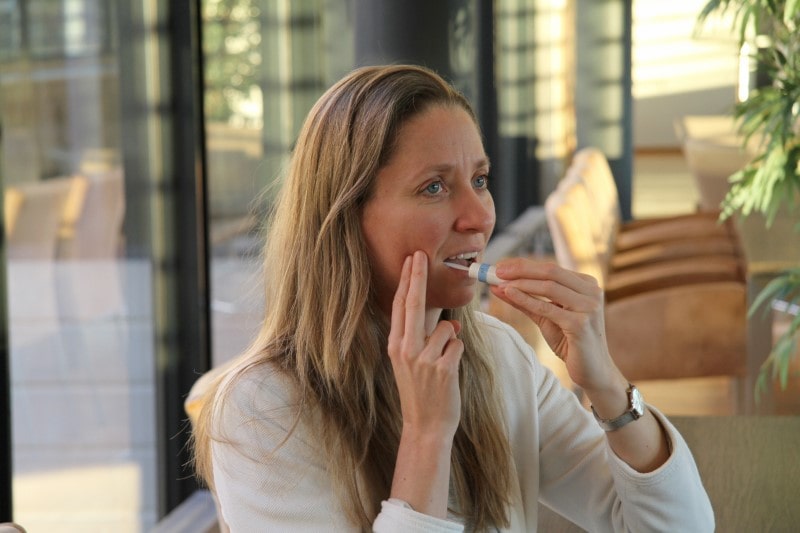 Je kunt eenvoudig zelf het sample afnemen door het staafje langs de binnenkant van je wang te wrijven.