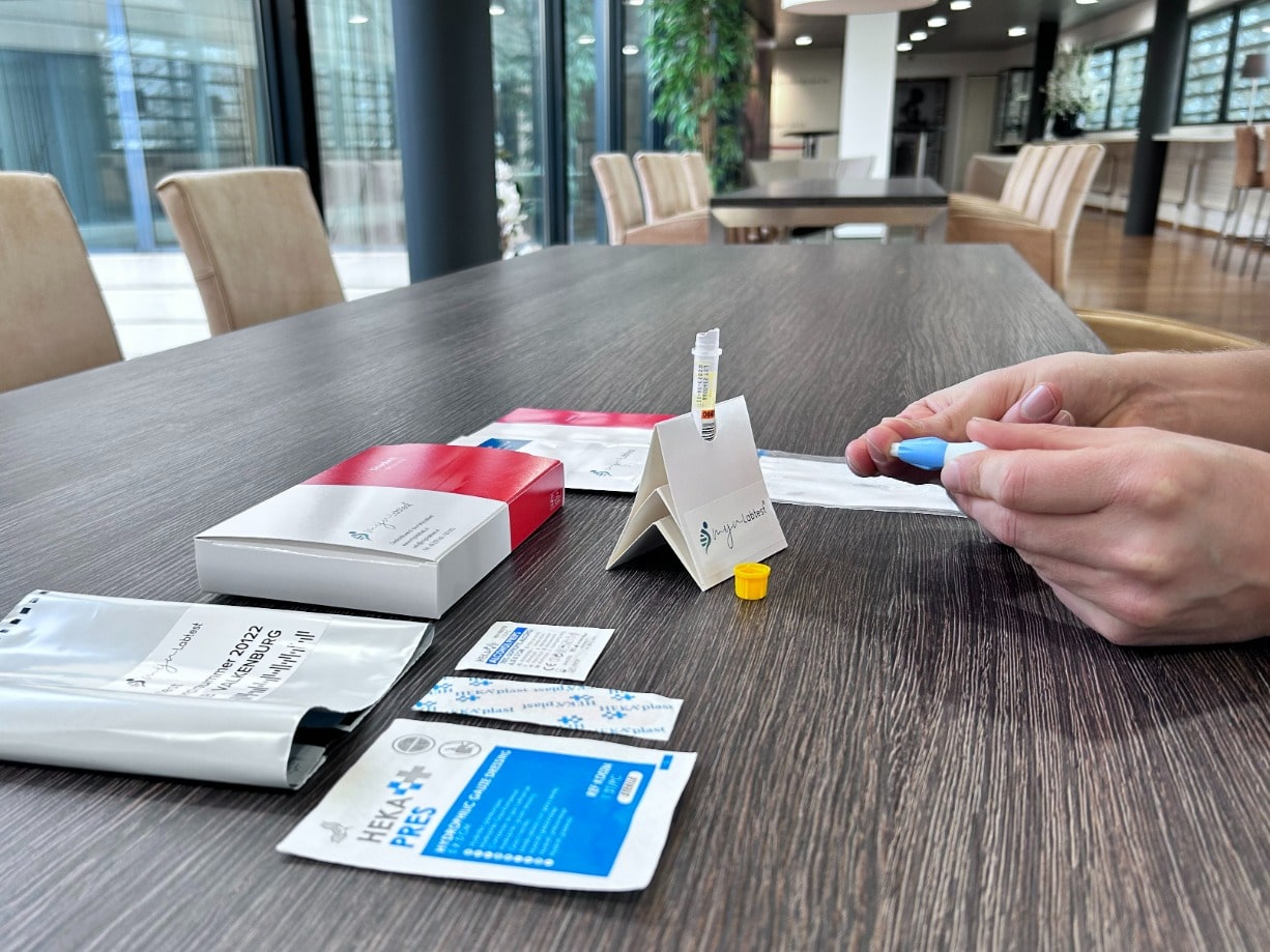 De LH bloedtest is een zelftest die je eenvoudig thuis kunt afnemen. 