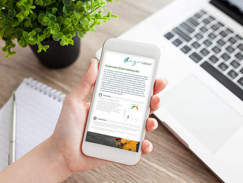 Smartphone met een voorbeeldrapport van de darmtest zelftest voor glutenintolerantie, met testresultaten en analyse.

