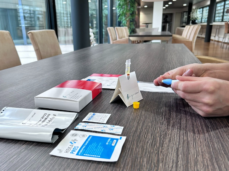 Het afnameproces bij een schildklier profiel bloedonderzoek. Je kunt de test eenvoudig zelf afnemen. 