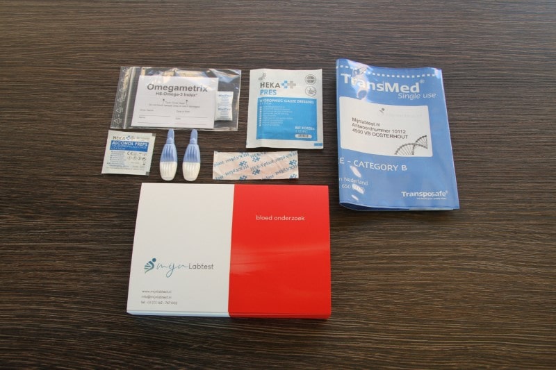 In de kit vind je alle benodigde materialen om de vetzuren test zelf af te nemen en je sample kosteloos retour te sturen. 