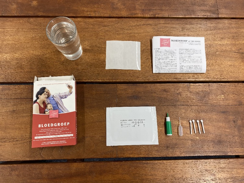 Jouw pakketje bevat alle materialen om de bloedgroep test af te nemen. 