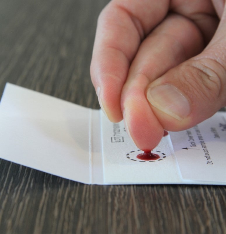 Door bloeddruppels op het testkaartje te laten vallen kun je zelf je sample voor de omega index test verzorgen, zonder hiervoor naar een prikpost te hoeven.