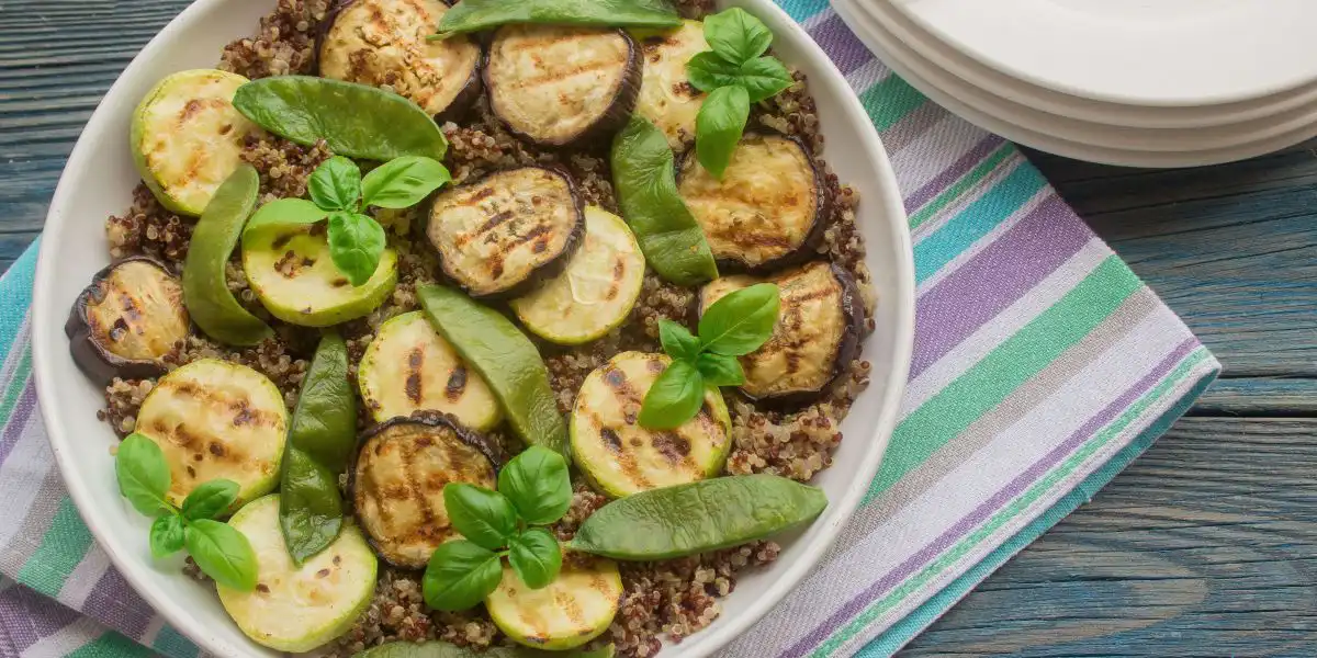 Histaminearme quinoasalade met courgette en komkommer