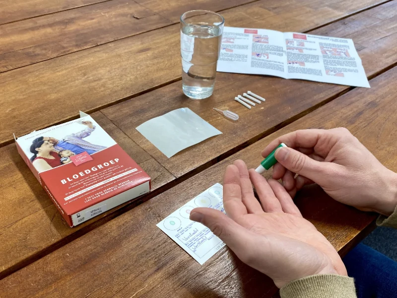 Neem thuis een vingerprik af voor de bloedgroep test