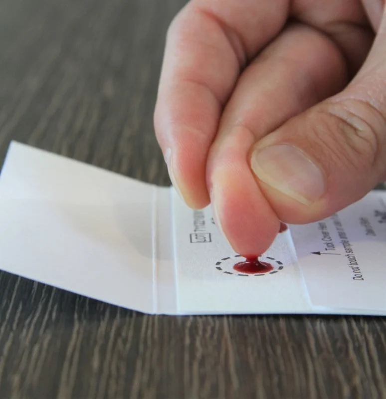 Breng je bloed aan op de testkaart voor de bloedgroep test